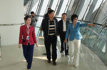 参观奥运塔.JPG