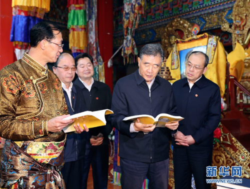 近日，中共中央政治局常委、全国政协主席汪洋在云南调研藏区民族宗教和脱贫攻坚工作。这是10月15日，汪洋在迪庆云南藏语系佛学院调研。