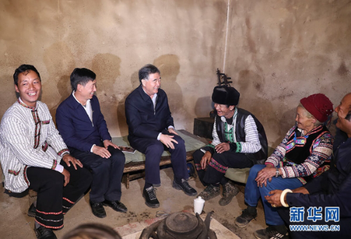 近日，中共中央政治局常委、全国政协主席汪洋在云南调研藏区民族宗教和脱贫攻坚工作。这是10月15日，汪洋在香格里拉市虎跳峡镇金星村调研。