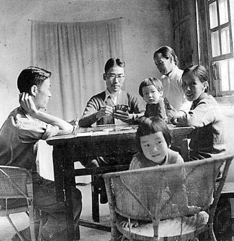 1940年，冰心一家人在呈贡默庐