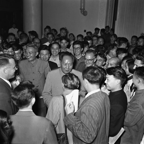 大会胜利闭幕，毛泽东步出会场时，受到大会代表和工作人员的热烈欢迎