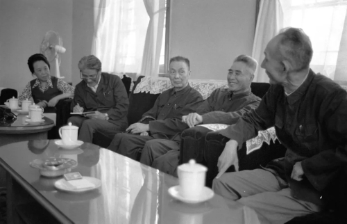1975年，文强（右一）、黄维（右二）等在全国政协接待美籍人士、原国民党国防部故旧的来访
