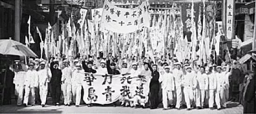 1919年5月4日，先进青年知识分子走上街头，震惊中外的五四运动爆发