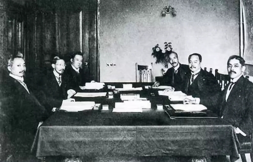 1915年5月25日，“二十一条”签字时中日代表合影。左起：外交次长曹汝霖、外交总长陆徵祥、秘书施履本；日方参赞小幡西吉、驻华公使日置益、书记官高尾亨