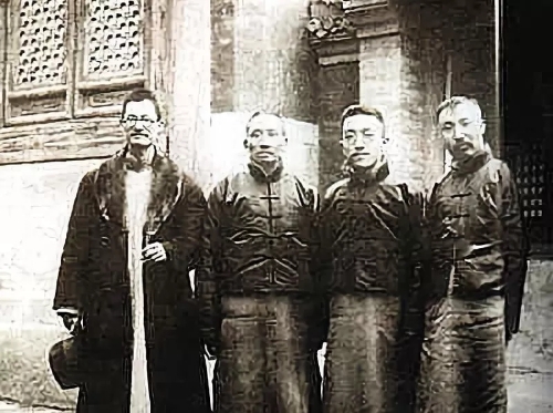 1920年，蒋梦麟、蔡元培、胡适、李大钊（左起）合影