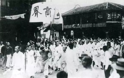 6月，上海商界大罢工