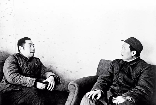 1948年秋冬，毛泽东、周恩来在西柏坡