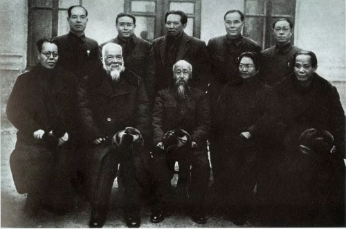 1948年9月，在哈尔滨的民主人士合影。前排左二起：谭平山、沈钧儒、李德全、蔡廷锴；朱学范、章伯钧（后排左二、左三）