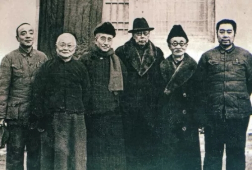 章士钊等在西柏坡与中共领导人合影 。右起：周恩来、江庸、颜惠庆、章士钊、邵力子、杨尚昆