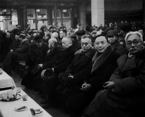 中共代表林伯渠，民主人士郭沫若、马叙伦、李济深、沈钧儒等在欢迎大会上（右起）
