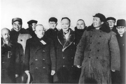 民主人士至西苑机场迎接毛泽东。左起：沈钧儒、朱德、董必武、李济深、陈其瑗、郭沫若、黄炎培、毛泽东、林伯渠、马叙伦