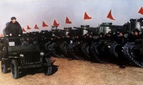 1949年3月25日，毛泽东在北平西苑机场检阅人民解放军部队