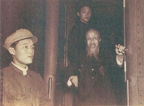 ▲1948年9月27日，第一批从香港北上的沈钧儒等民主人士到达北朝鲜的罗津港，中共中央派李富春等同志到码头迎接。随即乘火车渡过图们江，当晚在图们休息，次日早改乘火车跨过牡丹江直达哈尔滨市。图为沈钧儒等到达哈尔滨火车站
