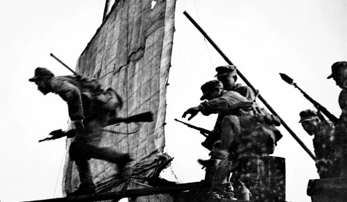 ▲1949年4月21日，人民解放军发起规模空前的渡江战役