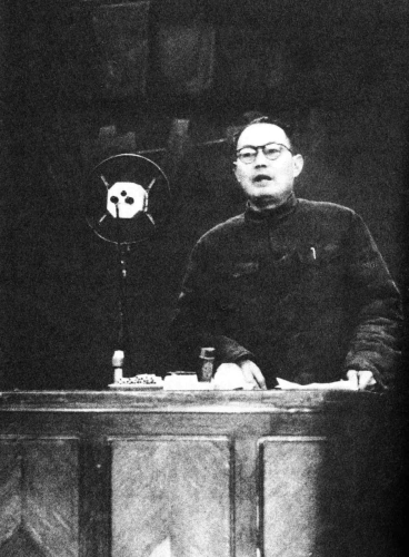 ▲随着沈阳和李家庄的民主人士全部到达北平，1949年2月26日，中国人民解放军平津前线司令部、北平市军事管制委员会、北平市人民政府、中国共产党北平市委员会，在中南海怀仁堂举行了盛大的欢迎会，热烈欢迎各界民主人士汇聚北平。图为北平市长叶剑英在欢迎大会上致词