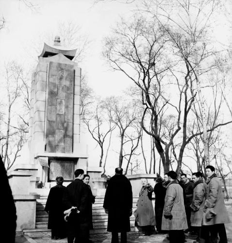 ▲民主人士在抚顺瞻仰人民英雄纪念碑