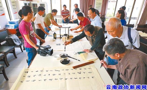 特邀嘉宾现场挥毫泼墨
