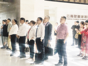 　海联会理事参观昆明规划馆。
