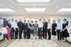 市领导熊瑞丽、王冰会见加拿大华商企业家代表团。