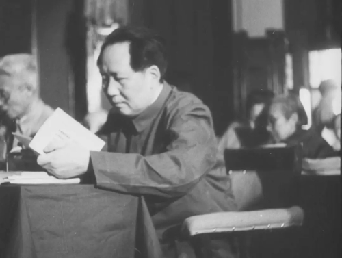 ▲毛主席在新政协筹备会上