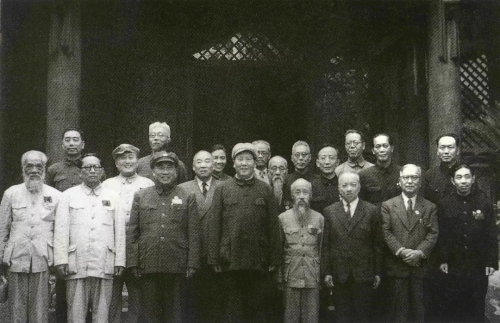 ▲新政协筹备会常务委员在中南海合影，左起：谭平山、周恩来、章伯钧、黄炎培、林伯渠、朱德、马寅初、蔡畅、毛泽东、张奚若、陈叔通、沈钧儒、马叙伦、郭沫若、李济深、李立三、蔡廷锴、陈嘉庚、乌兰夫、沈雁冰