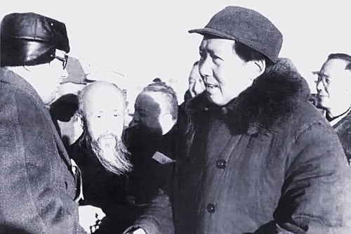 ▲1949年3月25日，毛泽东等中央领导同志到达北平西苑机场，与各民主党派及无党派人士会面