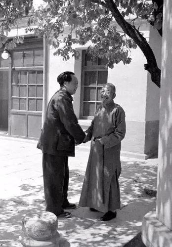 ▲1949年5月，毛泽东在北京香山双清别墅会见柳亚子