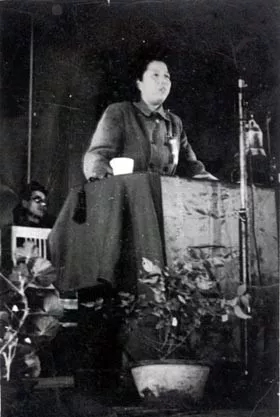 ▲1949年4月11日，邓颖超在中国新民主主义青年团第一次全国代表大会上讲话