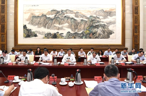 7月31日，中共中央政治局常委、全国政协主席汪洋到中央统战部调研指导“不忘初心、牢记使命”主题教育。 新华社记者 饶爱民 摄