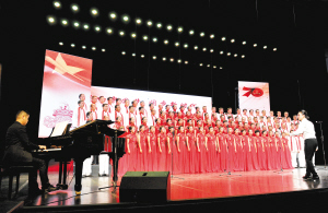 昆明市委宣传部、市委网信办代表队演唱《我爱你中国》。 记者黄晓松摄