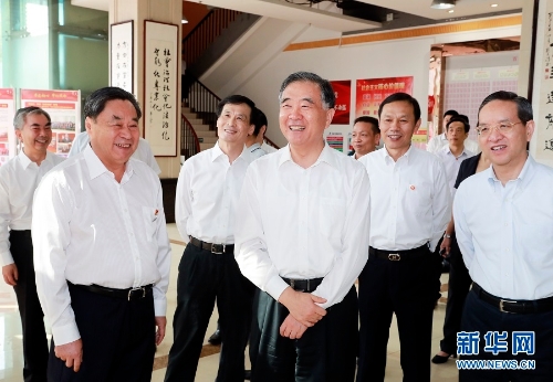 9月3日，全国政协重大专项工作委员宣讲活动在湖北武汉举行，中共中央政治局常委、全国政协主席汪洋出席并讲话。这是9月4日，汪洋到武汉市江岸区百步亭社区考察。　新华社记者丁林摄