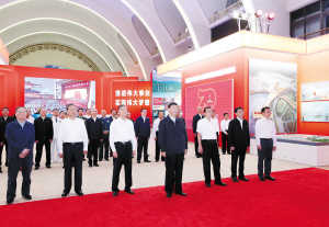 9月23日，党和国家领导人习近平、李克强、汪洋、王沪宁、赵乐际、韩正、王岐山等在北京展览馆参观“伟大历程 辉煌成就——庆祝中华人民共和国成立70周年大型成就展”。 新华社