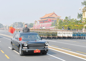 　10月1日，庆祝中华人民共和国成立70周年大会在北京天安门广场隆重举行。这是中共中央总书记、国家主席、中央军委主席习近平检阅受阅部队。新华社