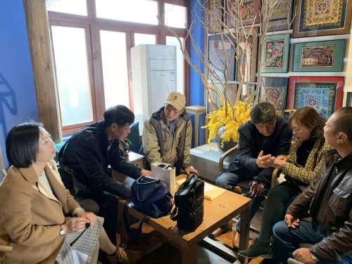 与离退休老干部亲切座谈