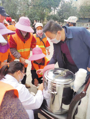 向环卫工人送免费中药汤。