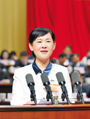 熊瑞丽代表政协昆明市第十三届委员会常务委员会作工作报告
