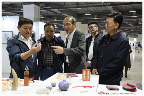 文创产品吸引与会领导嘉宾关注