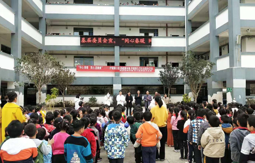“同心春暖”牙牙120爱牙公益活动现场