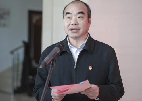 主持会议