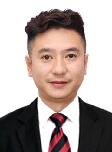 王  健