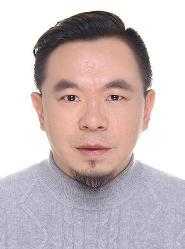 万  凡