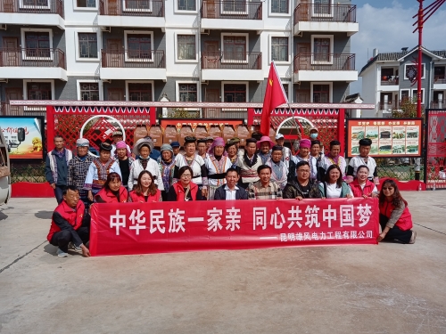 与捐赠对象合影留念