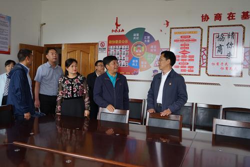 3.实地查看圭山镇委员工作室开展协商在基层工作情况