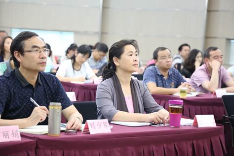 培训班学员们专心致志听课