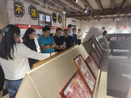 2.图为督察组在嵩明县东村社区实地调研