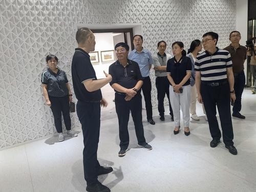4.图为督察组在富民县廖新学美术馆、杜天荣摄影实地调研