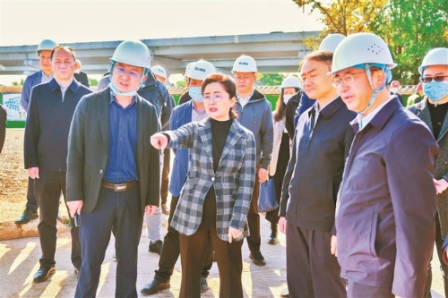 市政协主席杨皕率队到西山区调研经济社会发展情况
