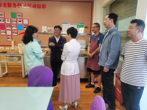 2.调研组到盘龙区桃源社区了解养老爱心食堂情况