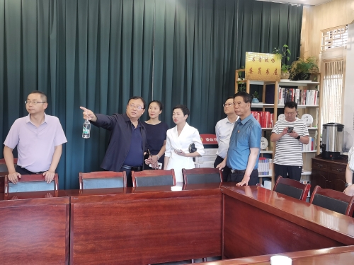 7.调研组到盘龙区雄达茶城调研协商议事室工作情况