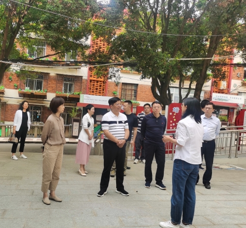 8.调研组到五华区虹山中路社区实地调研